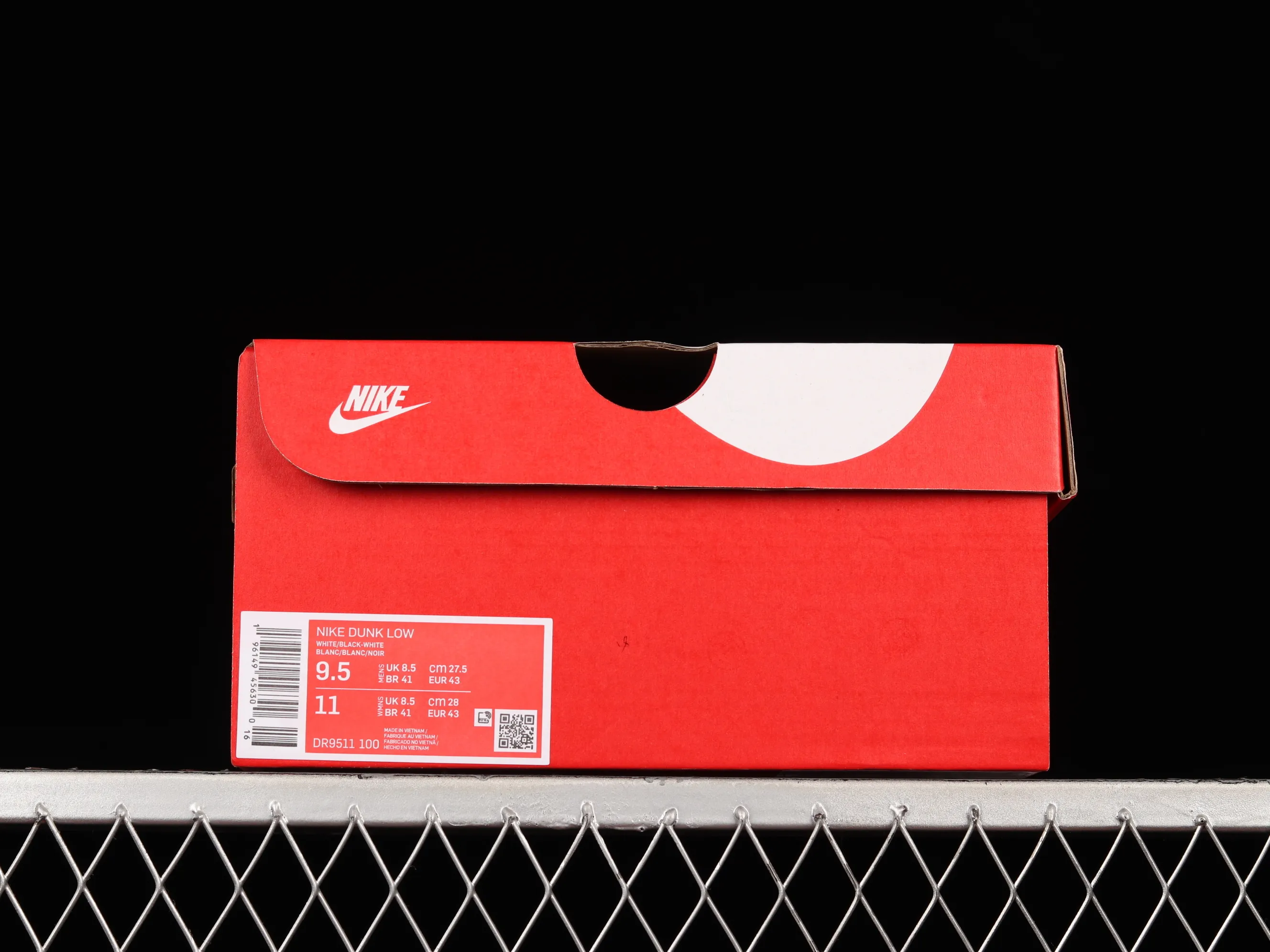 All categories Nk SB Dunk series Nk SB Dunk Low low-top sneakers F version special price Nk Dunk SB Low black and white patent leather panda SB smashed backboard fashion casual sneakers DR9511-100
